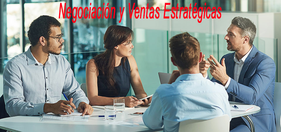 Cuatro personas jóvenes están reunidas en una oficina moderna, participando en lo que parece ser una negociación o una reunión estratégica de ventas. Un hombre, vestido con saco azul, lidera la conversación con entusiasmo, usando gestos para explicar su punto, mientras los otros lo escuchan con atención y toman notas. El grupo analiza ideas, propone soluciones y busca llegar a un acuerdo. La escena refleja un ambiente profesional, dinámico y enfocado en cerrar acuerdos exitosos.